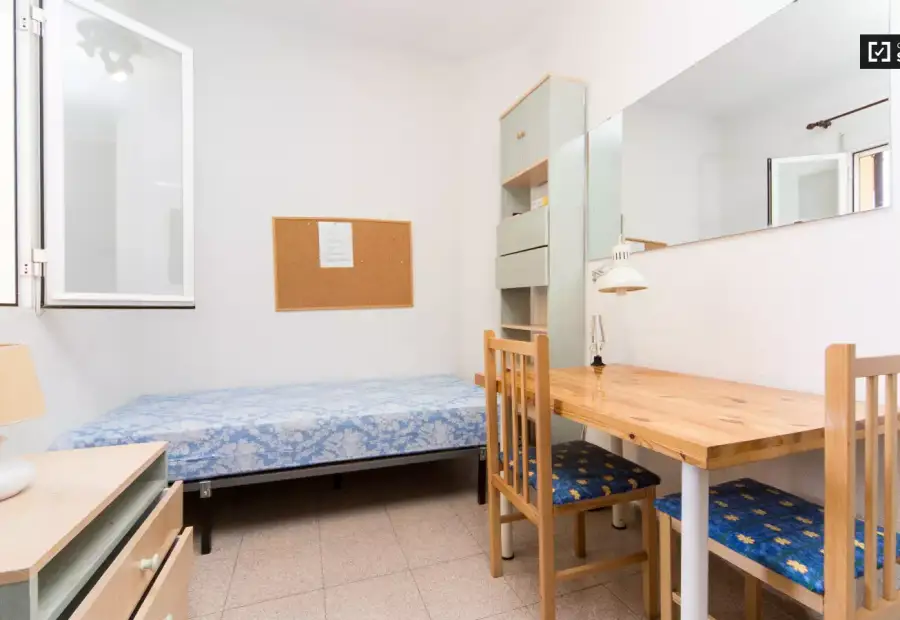 Habitación en piso compartido de 4 habitaciones en Casa de Campo, se alquila. Profesionales y estudiantes son bienvenidos. en Madrid
