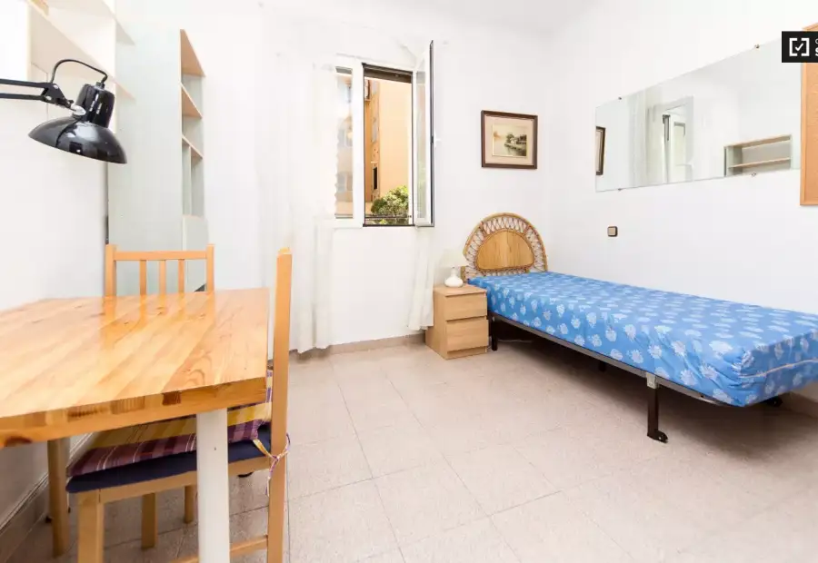 Habitación en piso compartido de 4 habitaciones en Casa de Campo, se alquila. Profesionales y estudiantes son bienvenidos. en Madrid