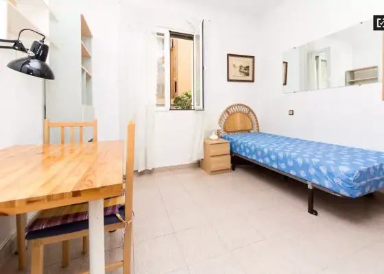 Habitación en piso compartido de 4 habitaciones en Casa de Campo, se alquila. Profesionales y estudiantes son bienvenidos. en Madrid