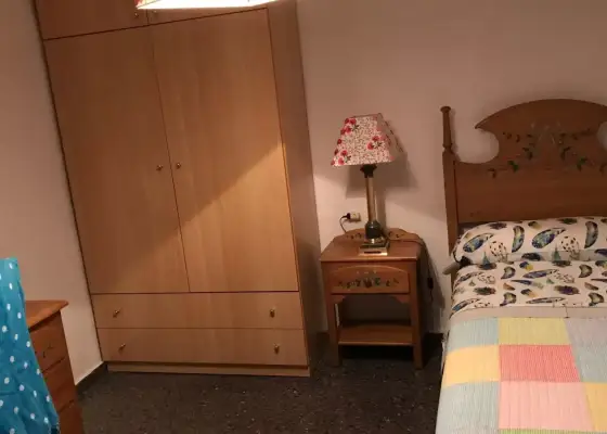 Habitación en piso compartido de 4 habitaciones en Murcia, ideal para profesionales y estudiantes.
