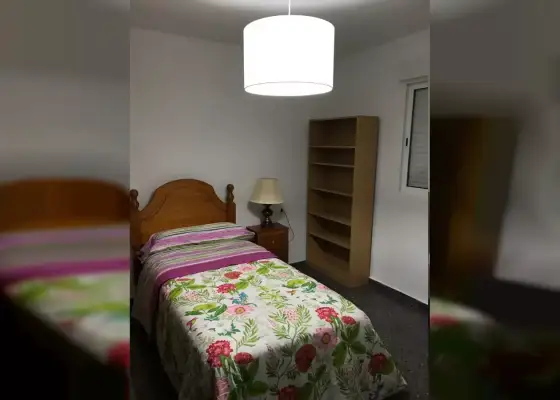 Habitación en piso compartido de 4 habitaciones en Murcia, ideal para profesionales y estudiantes.