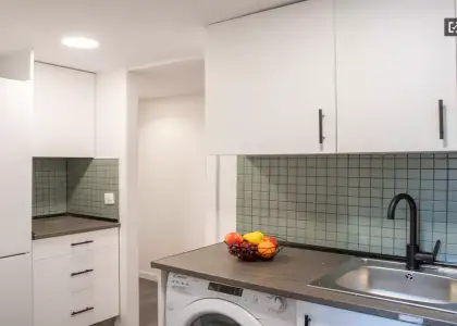Habitación en piso compartido de 5 dormitorios en alquiler en Aluche en Madrid