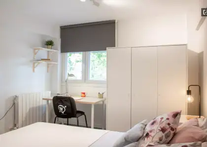 Habitación en piso compartido de 5 dormitorios en alquiler en Aluche en Madrid