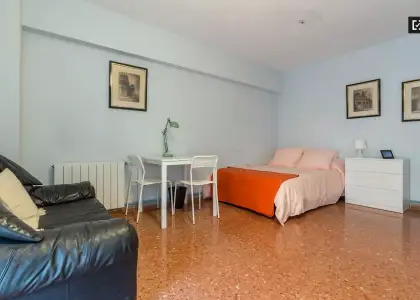 Habitación en piso compartido de 5 habitaciones en alquiler en Ciutat Jardí en Valencia