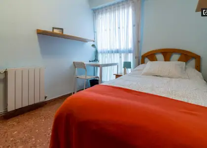 Habitación en piso compartido de 5 habitaciones en alquiler en Ciutat Jardí en Valencia