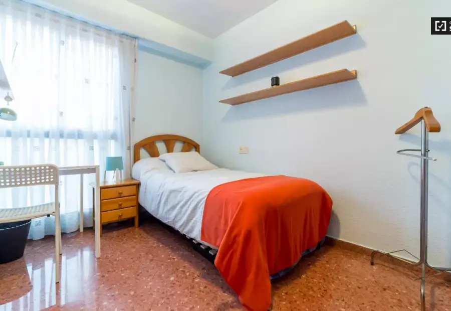 Habitación en piso compartido de 5 habitaciones en alquiler en Ciutat Jardí en Valencia