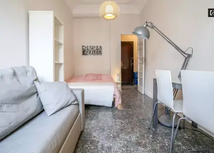 Habitación en piso compartido de 5 habitaciones en alquiler en Russafa, perfecta para estudiantes. en Valencia