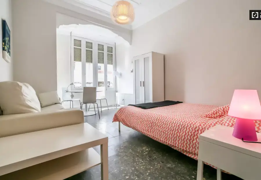 Habitación en piso compartido de 5 habitaciones en alquiler en Russafa, perfecta para estudiantes. en Valencia