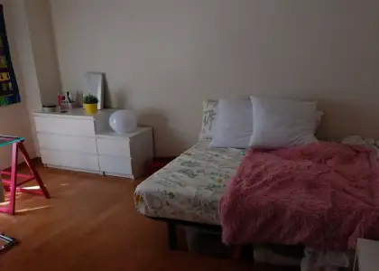 Habitación en piso compartido de 5 habitaciones en Zaragoza, solo para mujeres, profesionales. en Zaragoza
