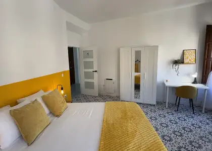 Habitación en piso compartido de 6 habitaciones en alquiler en Albaycín perfecta para chicas, profesionales y estudiantes en Granada
