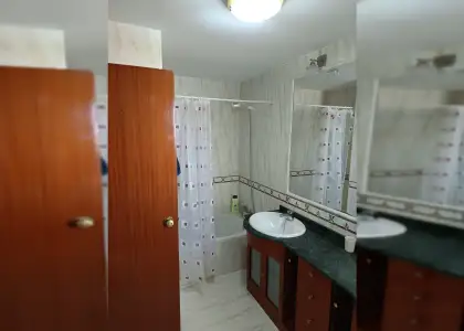 Habitación en piso compartido de 6 habitaciones en Oliveros, ideal para profesionales y estudiantes. en Almería