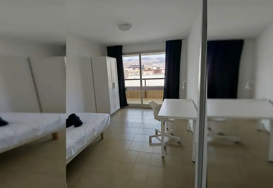Habitación en piso compartido de 6 habitaciones en Oliveros, ideal para profesionales y estudiantes. en Almería