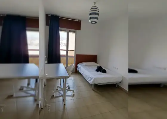 Habitación en piso compartido de 6 habitaciones en Oliveros, ideal para profesionales y estudiantes. en Almería