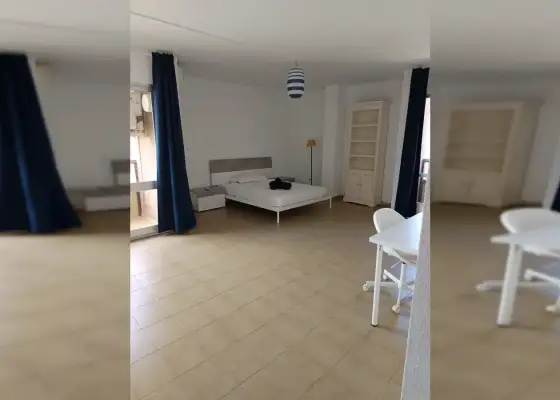 Habitación en piso compartido de 6 habitaciones en Oliveros, ideal para profesionales y estudiantes. en Almería