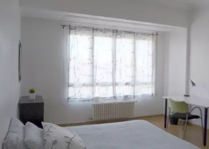 Habitación en piso compartido de 6 habitaciones en Zaragoza, gastos incluidos. en Zaragoza