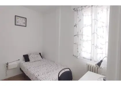 Habitación en piso compartido de 6 habitaciones en Zaragoza, gastos incluidos. en Zaragoza