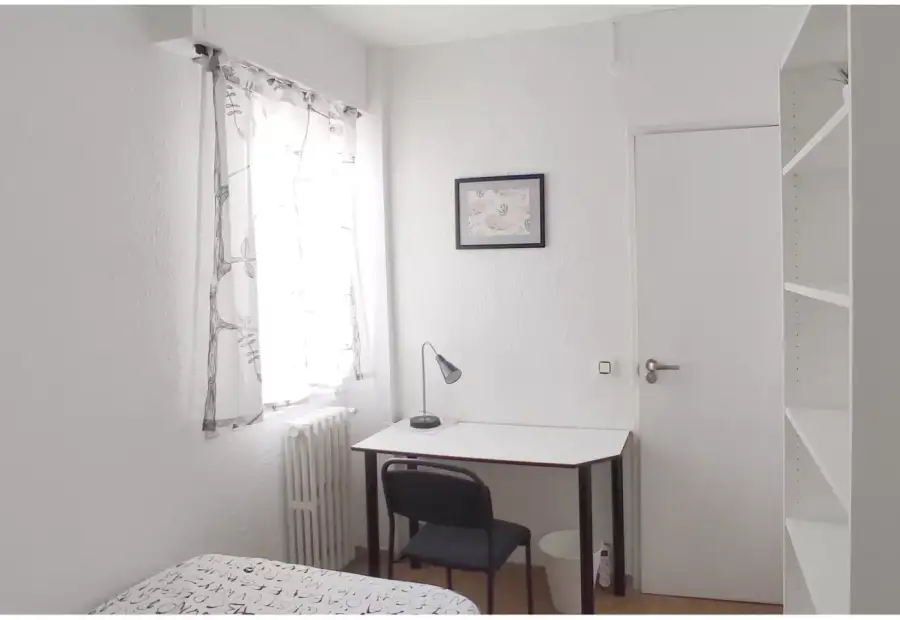 Habitación en piso compartido de 6 habitaciones en Zaragoza, gastos incluidos. en Zaragoza
