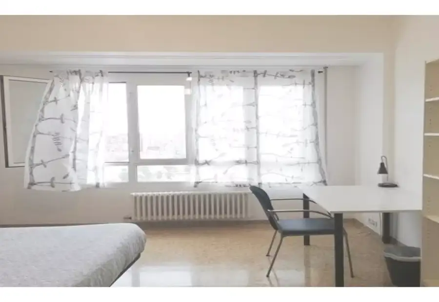 Habitación en piso compartido de 6 habitaciones en Zaragoza, gastos incluidos. en Zaragoza
