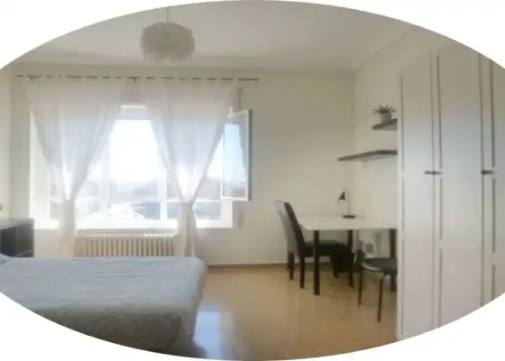 Habitación en piso compartido de 6 habitaciones en Zaragoza, gastos incluidos.