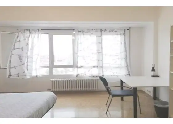 Habitación en piso compartido de 6 habitaciones en Zaragoza, gastos incluidos.
