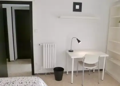 Habitación en piso compartido de 6 habitaciones en Zaragoza, todos los gastos incluidos. en Zaragoza