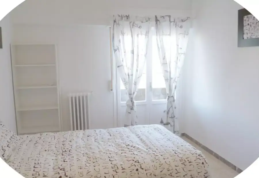Habitación en piso compartido de 6 habitaciones en Zaragoza, todos los gastos incluidos. en Zaragoza
