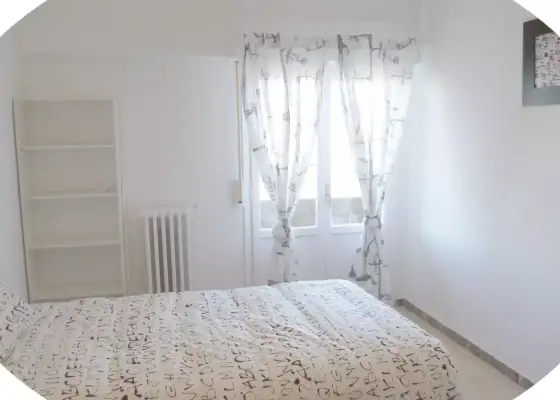 Habitación en piso compartido de 6 habitaciones en Zaragoza, todos los gastos incluidos.
