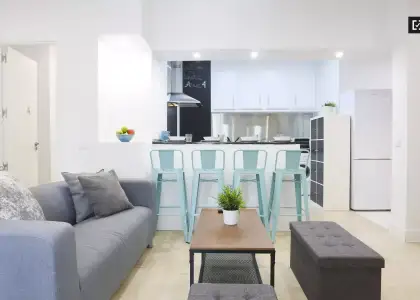 Habitación en piso compartido de 7 habitaciones en alquiler en Cortés. en Madrid