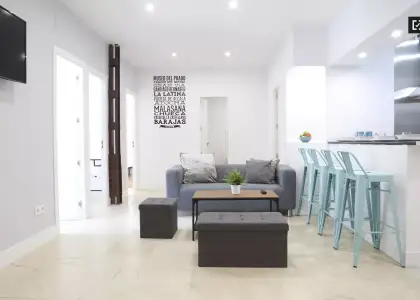 Habitación en piso compartido de 7 habitaciones en alquiler en Cortés. en Madrid