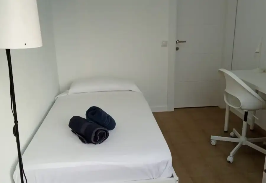 Habitación en un apartamento compartido de 1 dormitorio en alquiler en Oliveros. en Almería