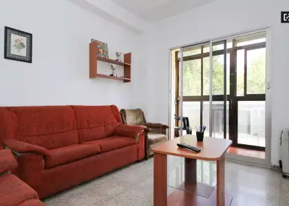 Habitación en un apartamento compartido de 15 habitaciones en alquiler en Pajaritos, ideal para mujeres y profesionales. en Granada