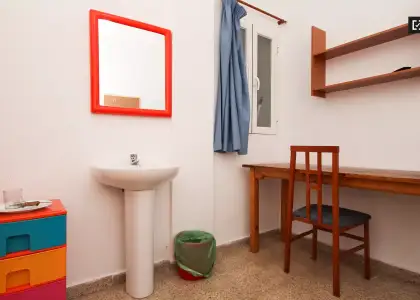 Habitación en un apartamento compartido de 15 habitaciones en alquiler en Pajaritos, ideal para mujeres y profesionales. en Granada