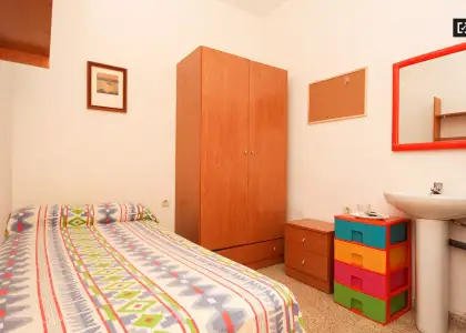 Habitación en un apartamento compartido de 15 habitaciones en alquiler en Pajaritos, ideal para mujeres y profesionales. en Granada