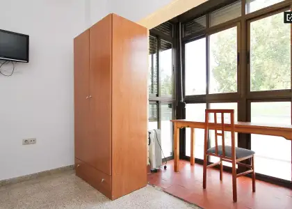 Habitación en un apartamento compartido de 15 habitaciones en alquiler en Pajaritos, ideal para mujeres y profesionales. en Granada