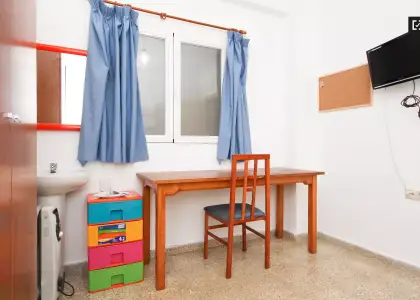 Habitación en un apartamento compartido de 15 habitaciones en alquiler en Pajaritos, ideal para mujeres y profesionales. en Granada