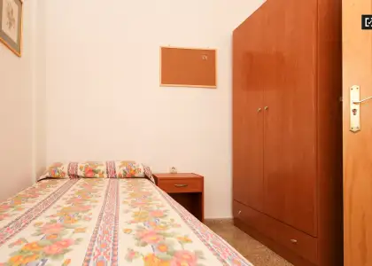 Habitación en un apartamento compartido de 15 habitaciones en alquiler en Pajaritos, ideal para mujeres y profesionales. en Granada