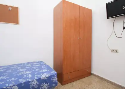 Habitación en un apartamento compartido de 15 habitaciones en alquiler en Pajaritos, ideal para mujeres y profesionales. en Granada