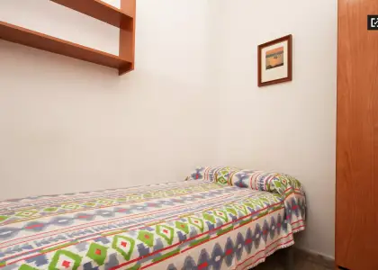 Habitación en un apartamento compartido de 15 habitaciones en alquiler en Pajaritos, ideal para mujeres y profesionales. en Granada