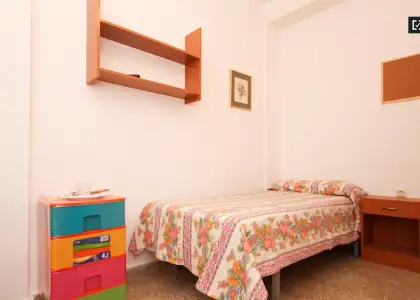 Habitación en un apartamento compartido de 15 habitaciones en alquiler en Pajaritos, ideal para mujeres y profesionales. en Granada