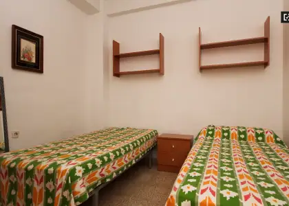 Habitación en un apartamento compartido de 15 habitaciones en alquiler en Pajaritos, ideal para mujeres y profesionales. en Granada