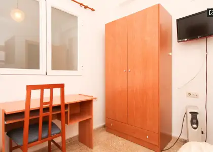 Habitación en un apartamento compartido de 15 habitaciones en alquiler en Pajaritos, ideal para mujeres y profesionales. en Granada