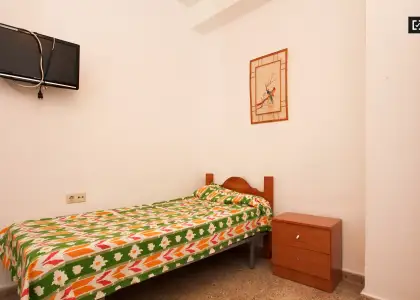 Habitación en un apartamento compartido de 15 habitaciones en alquiler en Pajaritos, ideal para mujeres y profesionales. en Granada