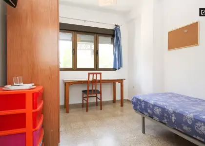 Habitación en un apartamento compartido de 15 habitaciones en alquiler en Pajaritos, ideal para mujeres y profesionales. en Granada