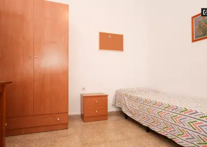 Habitación en un apartamento compartido de 15 habitaciones en alquiler en Pajaritos, ideal para mujeres y profesionales. en Granada