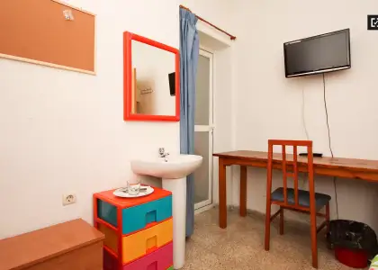 Habitación en un apartamento compartido de 15 habitaciones en alquiler en Pajaritos, ideal para mujeres y profesionales. en Granada