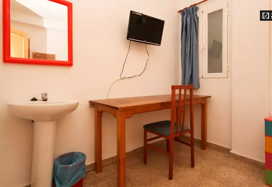 Habitación en un apartamento compartido de 15 habitaciones en alquiler en Pajaritos, ideal para mujeres y profesionales. en Granada