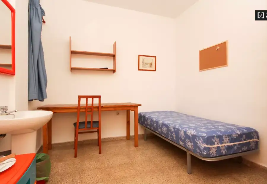 Habitación en un apartamento compartido de 15 habitaciones en alquiler en Pajaritos, ideal para mujeres y profesionales. en Granada