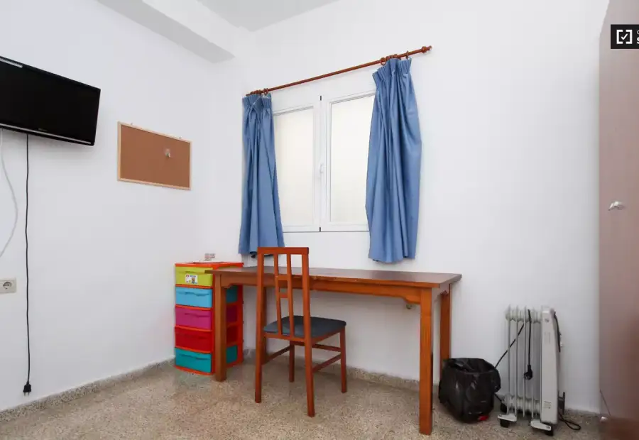 Habitación en un apartamento compartido de 15 habitaciones en alquiler en Pajaritos, ideal para mujeres y profesionales. en Granada