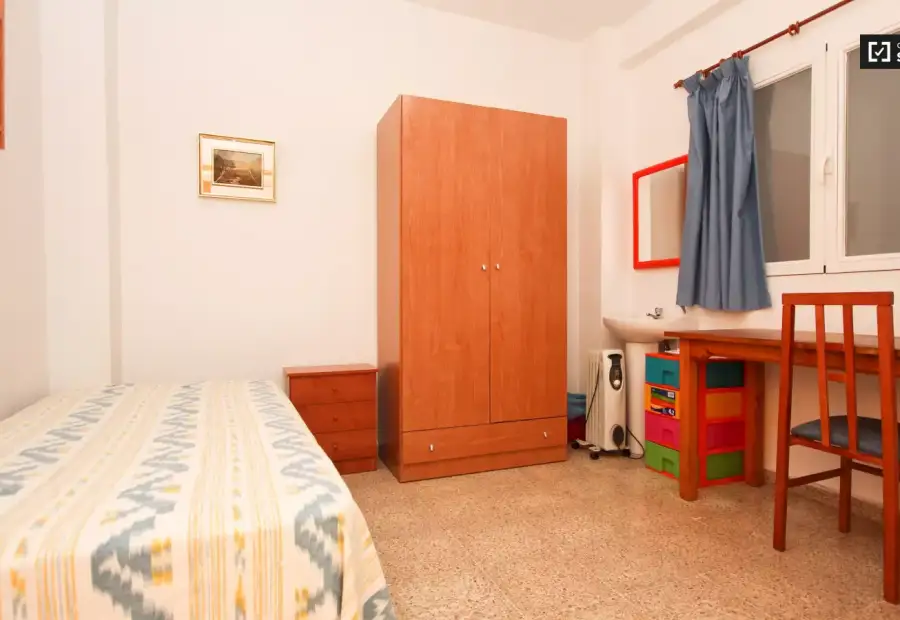 Habitación en un apartamento compartido de 15 habitaciones en alquiler en Pajaritos, ideal para mujeres y profesionales. en Granada