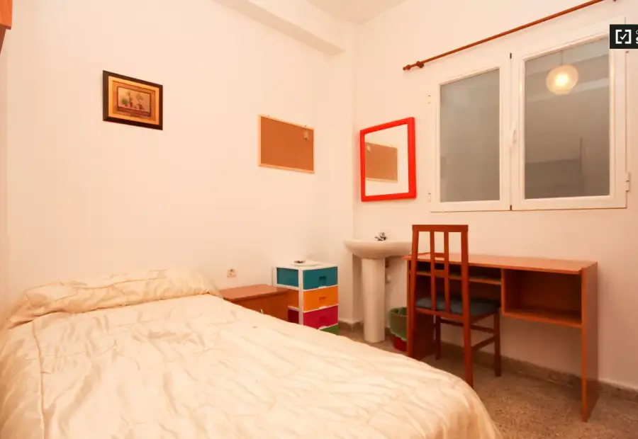 Habitación en un apartamento compartido de 15 habitaciones en alquiler en Pajaritos, ideal para mujeres y profesionales. en Granada